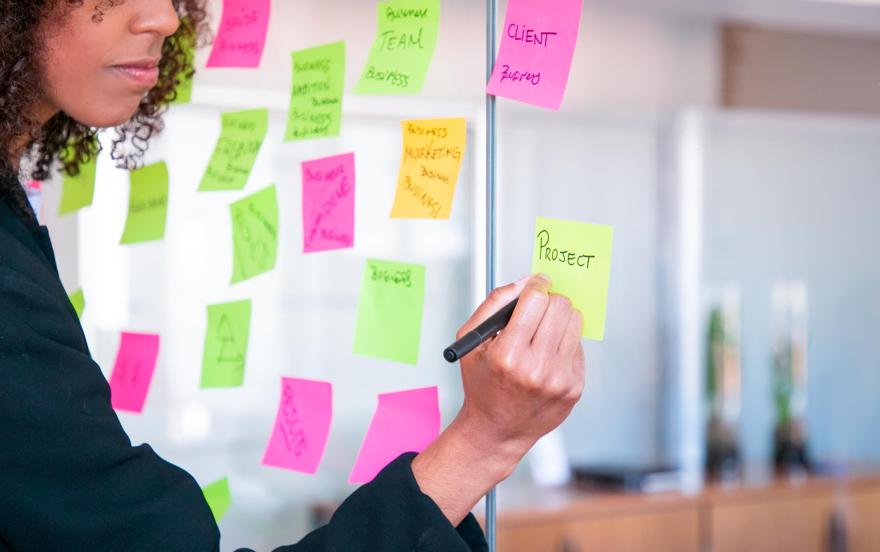 En una pizarra con post-it se apuntan diferentes tareas que reflejan el trabajo de por equipos